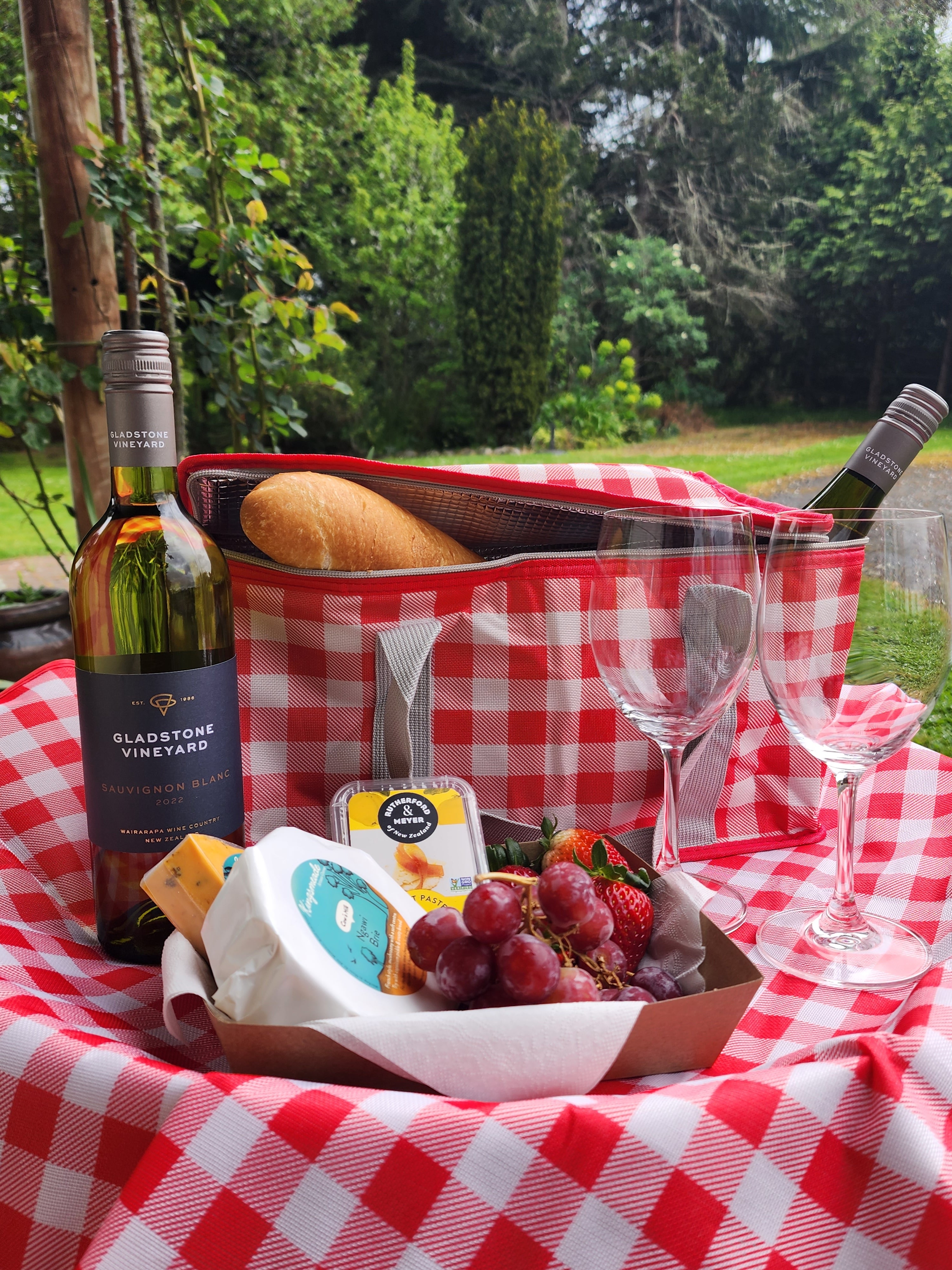 Kiwi Picnic Hamper x 2 people Gladstone Vineyard